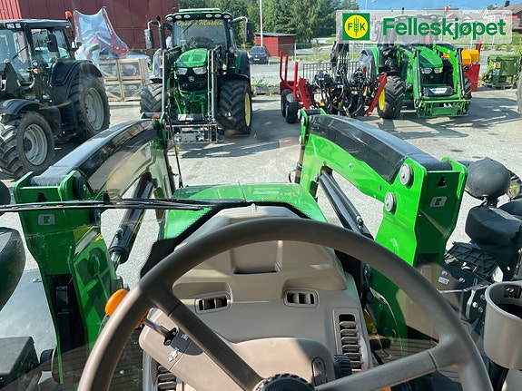 John Deere 6120M fjøring på framaksel og hytta 24 of 24