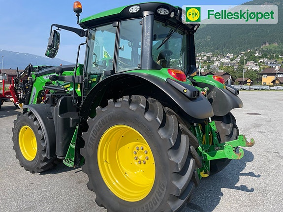 John Deere 6120M fjøring på framaksel og hytta 3 of 24