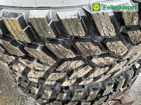 John Deere Nokian hakkapelitta 440/80r24 m pigg og felg 3 of 4
