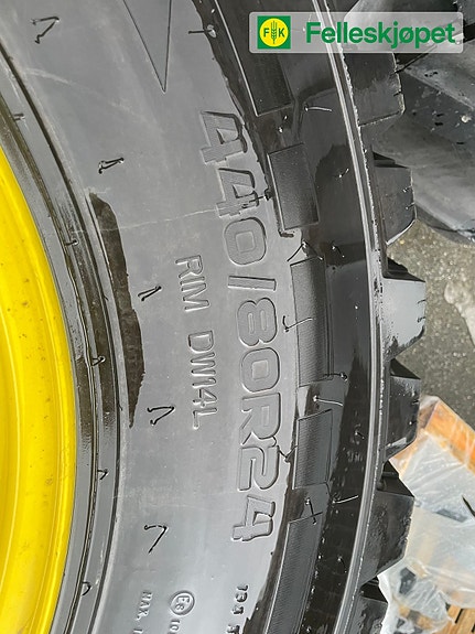 John Deere Nokian hakkapelitta 440/80r24 m pigg og felg 2 of 4