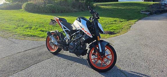KTM 125 Duke 3 of 10