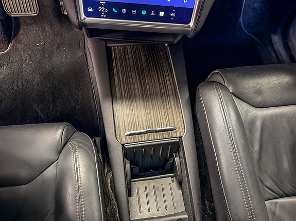 Tesla Model X 16 of 30