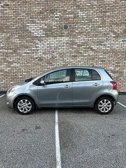 Toyota Yaris 3 of 30