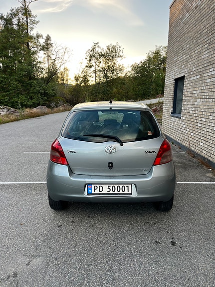 Toyota Yaris 6 of 30