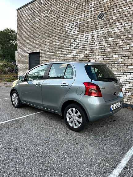 Toyota Yaris 4 of 30