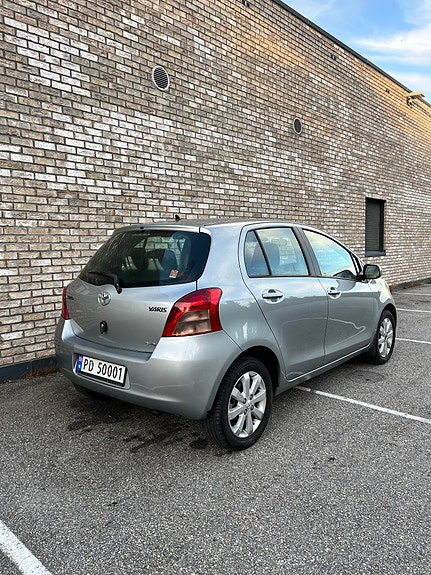 Toyota Yaris 9 of 30