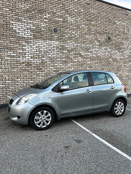 Toyota Yaris 2 of 30