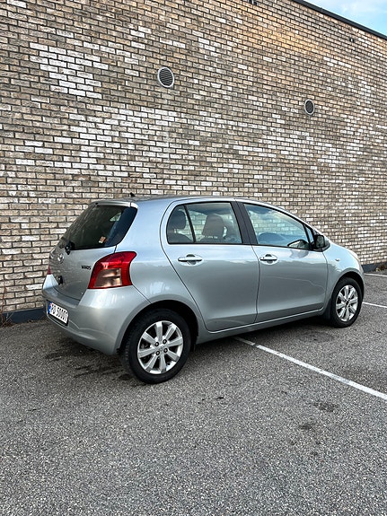 Toyota Yaris 10 of 30
