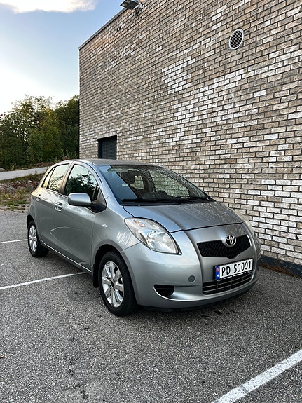 Toyota Yaris 13 of 30