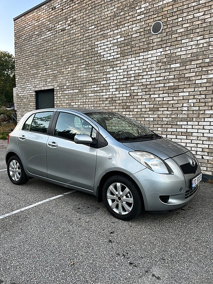 Toyota Yaris 12 of 30
