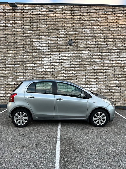 Toyota Yaris 11 of 30