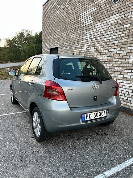 Toyota Yaris 5 of 30