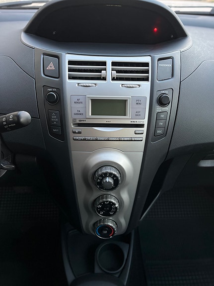 Toyota Yaris 30 of 30