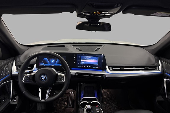 BMW iX1 9 of 22