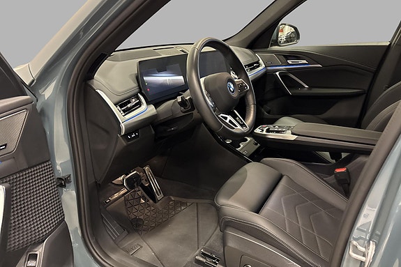 BMW iX1 5 of 22