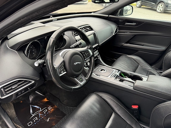 Jaguar XE 24 of 30