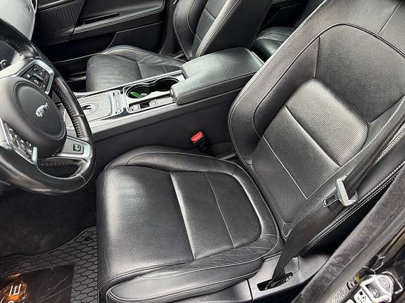 Jaguar XE 23 of 30