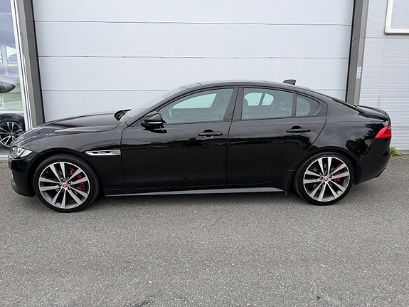 Jaguar XE 8 of 30