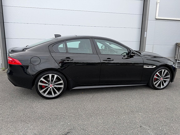 Jaguar XE 19 of 30
