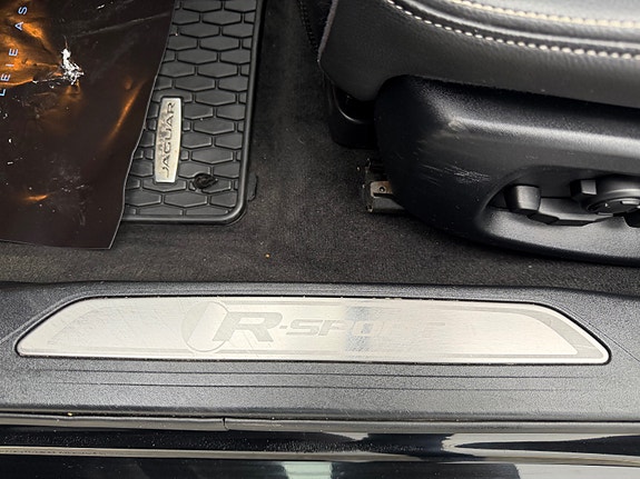 Jaguar XE 25 of 30
