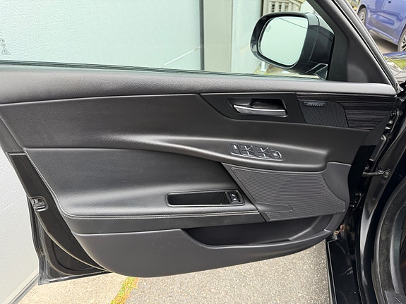 Jaguar XE 27 of 30