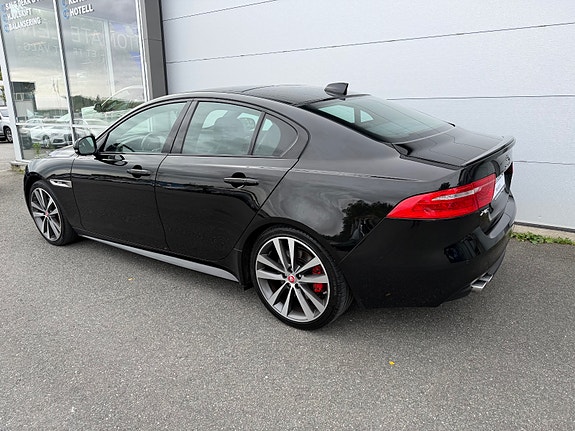 Jaguar XE 11 of 30