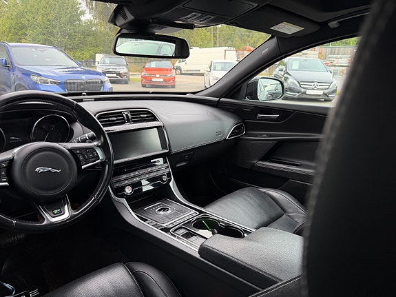 Jaguar XE 30 of 30