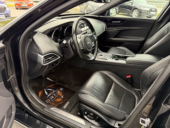 Jaguar XE 26 of 30