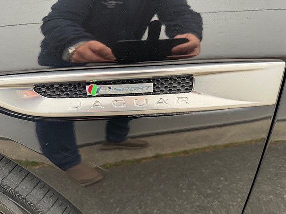 Jaguar XE 22 of 30