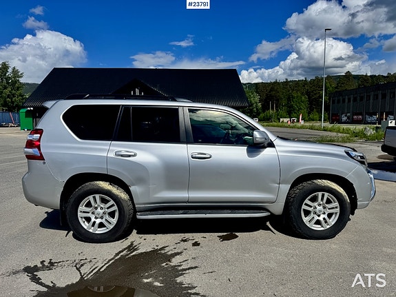 Toyota Land Cruiser 7 of 30