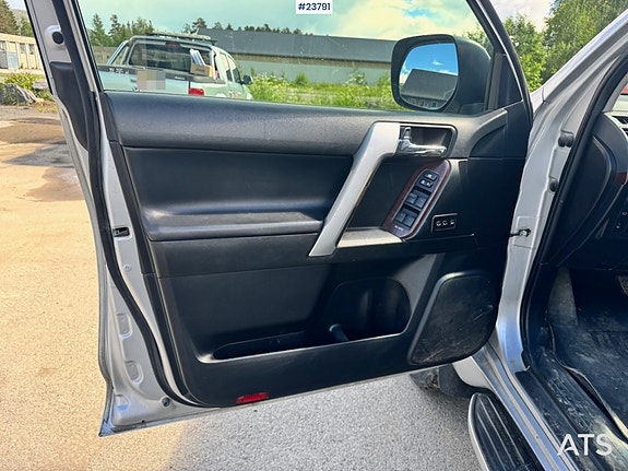 Toyota Land Cruiser 22 of 30
