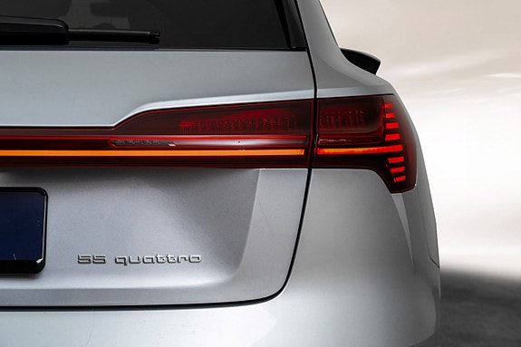 Audi e-tron 8 of 30