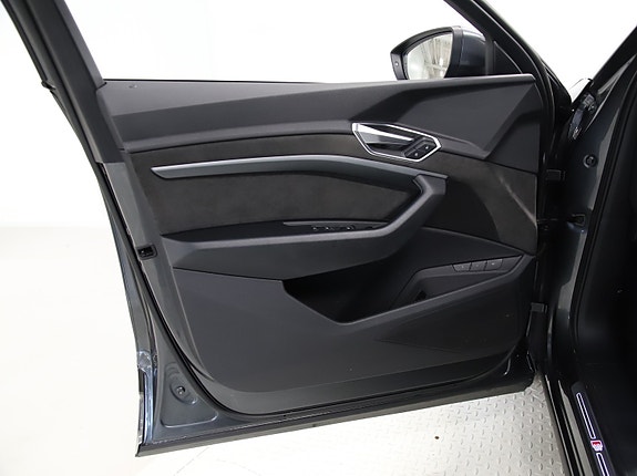 Audi e-tron 28 of 30