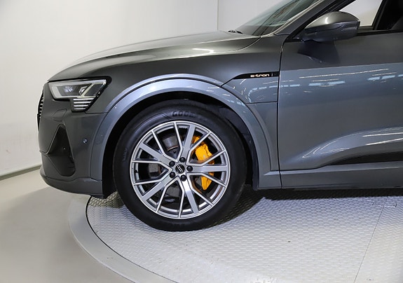 Audi e-tron 8 of 30