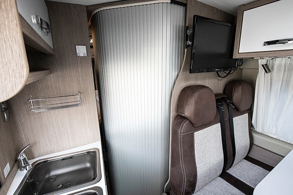 Pøssl KW 18/38/41 Roadcruiser | 180hk| Aut | 3000kg hengervekt | Solcelle 30 of 30