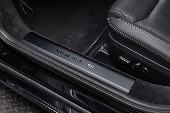 Tesla Model S 19 of 30