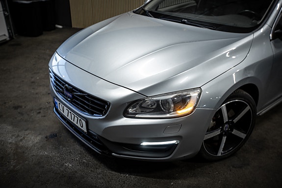 Volvo V60 2 of 23