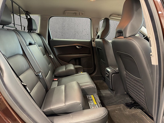 Volvo XC70 11 of 25