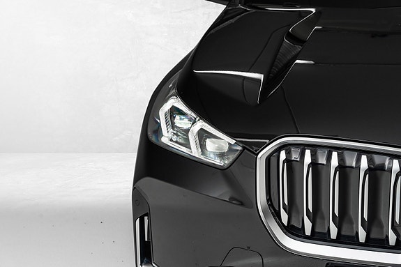 BMW iX1 4 of 30