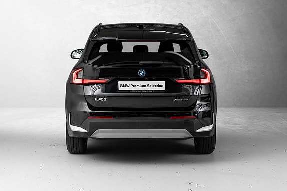 BMW iX1 8 of 30