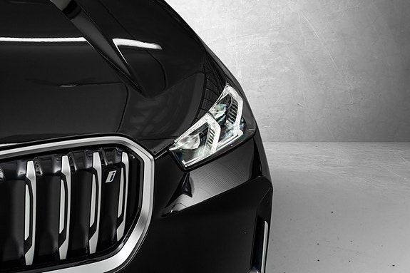 BMW iX1 5 of 30