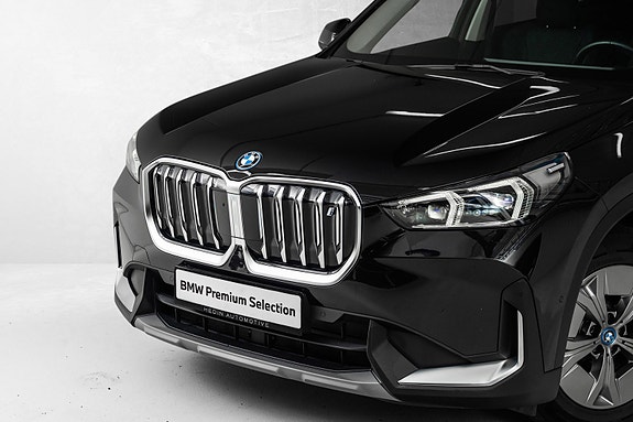 BMW iX1 2 of 30