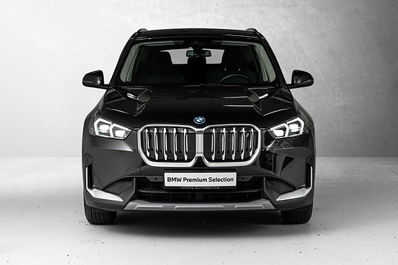BMW iX1 3 of 30