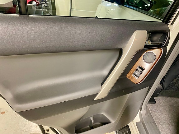 Toyota Land Cruiser 16 of 30
