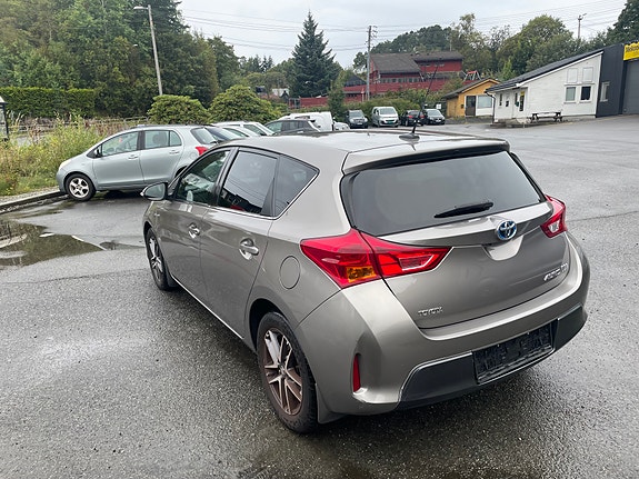 Toyota Auris 7 of 19