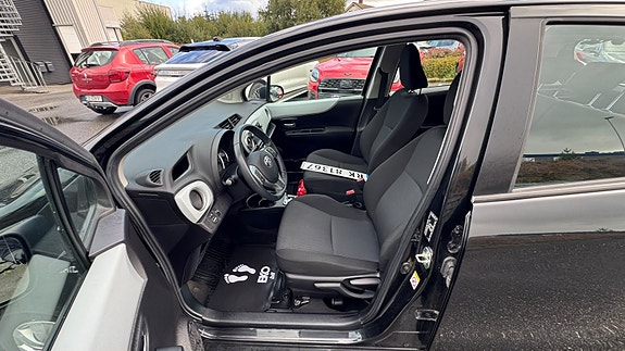 Toyota Yaris 8 of 21