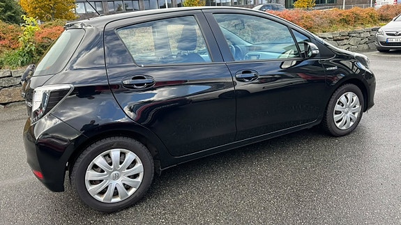 Toyota Yaris 4 of 21