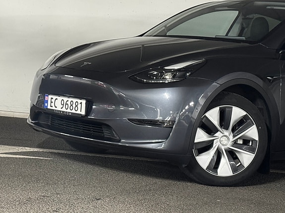 Tesla Model Y 7 of 30