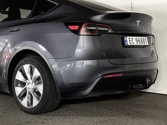 Tesla Model Y 8 of 30