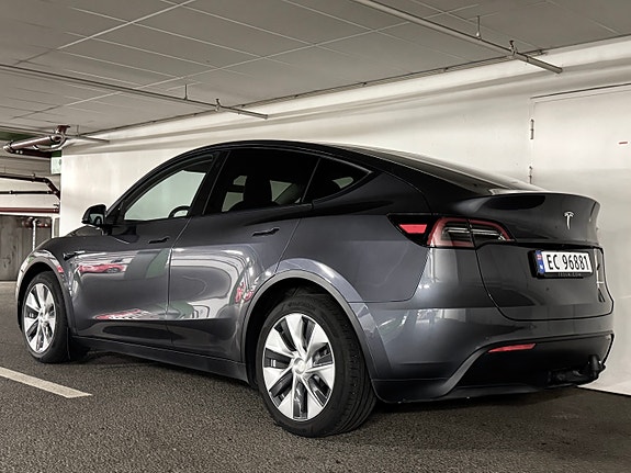 Tesla Model Y 6 of 30